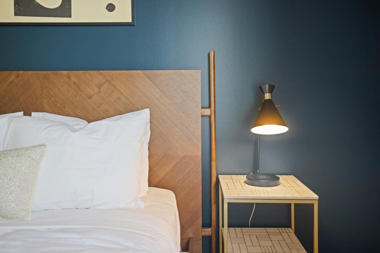 נאשוויל Placemakr Premier Sobro מראה חיצוני תמונה A lamp on a nightstand