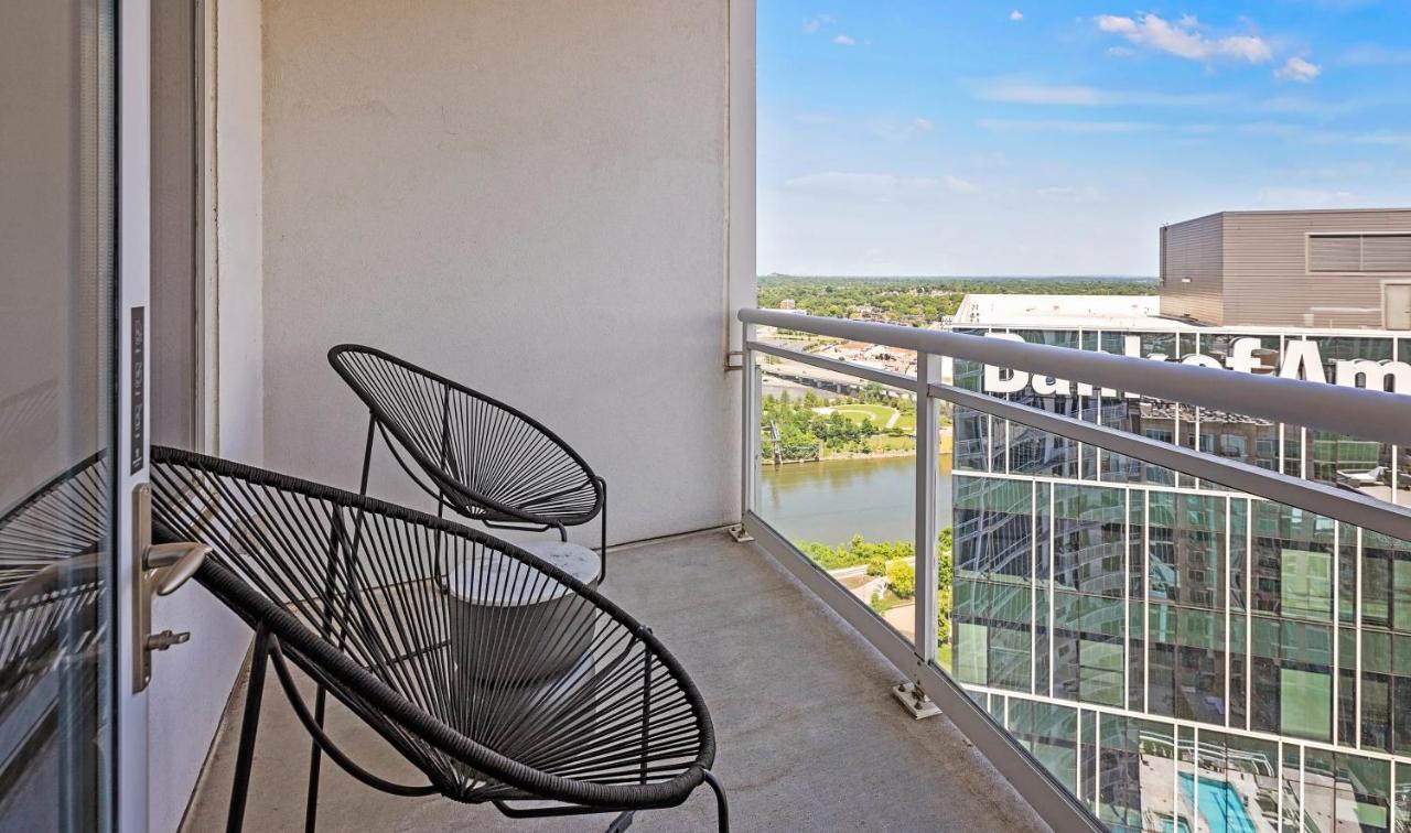 נאשוויל Placemakr Premier Sobro מראה חיצוני תמונה A balcony at the River District