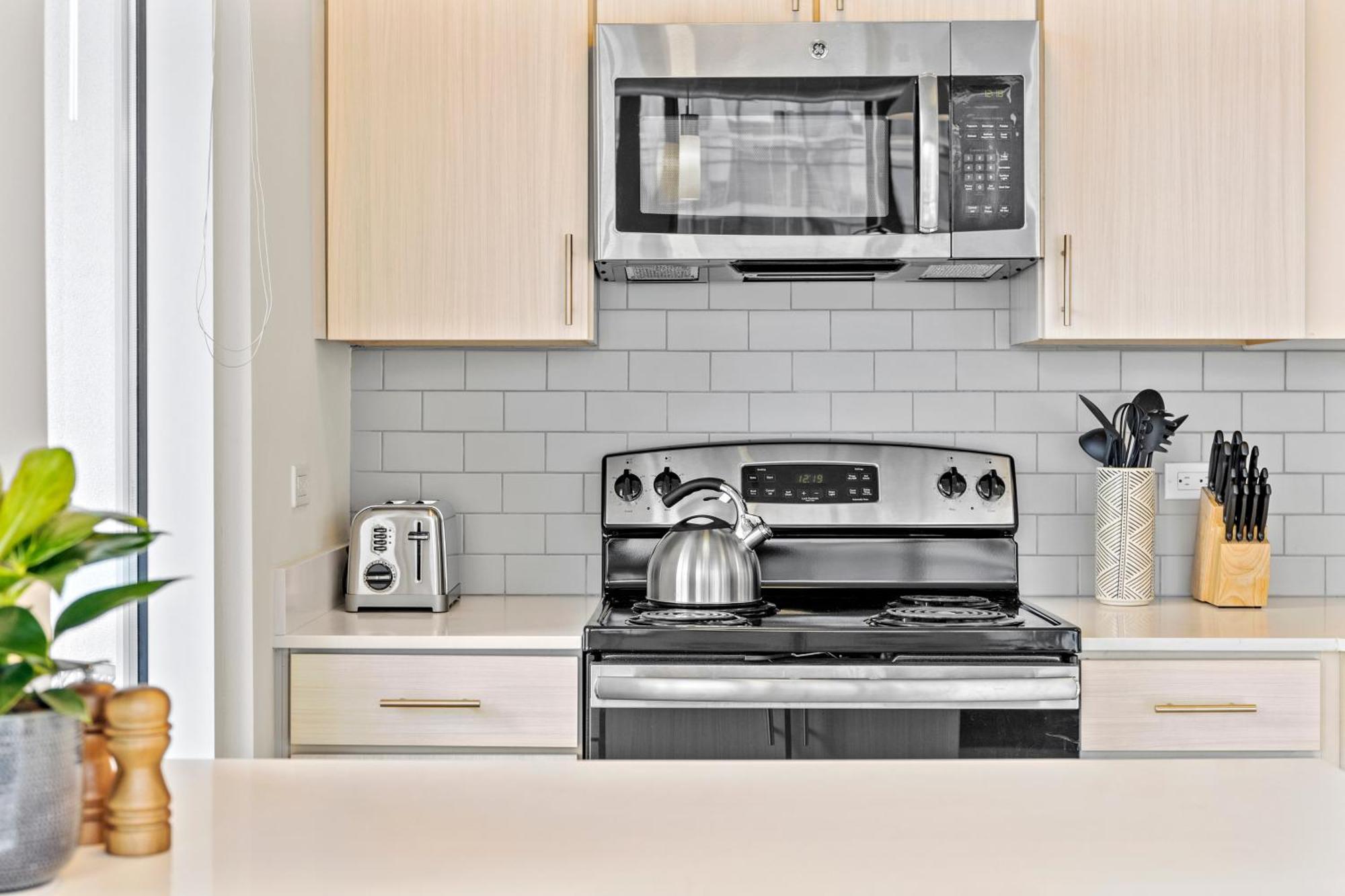 נאשוויל Placemakr Premier Sobro מראה חיצוני תמונה A microwave oven above a stove