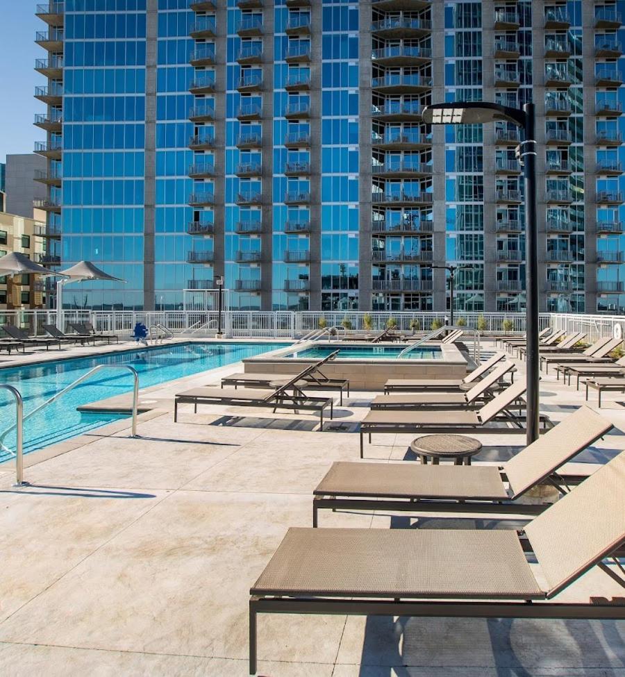 נאשוויל Placemakr Premier Sobro מראה חיצוני תמונה The pool at the Ritz-Carlton, Downtown, Los Angeles